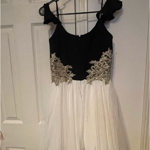 Blondie Nites short dress!! Size 5 & Amazing color combo⚡️🖤🤍